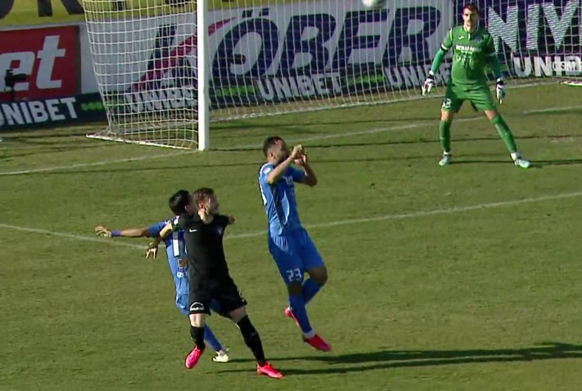 // FOTO Două faze controversate în repriza secundă! Arbitrul Lucian Rusandu a neumulțumit pe toată lumea