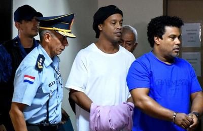Ronaldinho și fratele său au dormit la pușcărie! UPDATE: Judecătorii cer prelungirea arestării preventive!