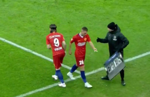 În minutul 37 al meciului FCSB - Gaz Metan, la scorul de 0-0, roș-albaștrii au efectuat o modificare surprinzatoare și au schimbat astfel radical modulul de joc.