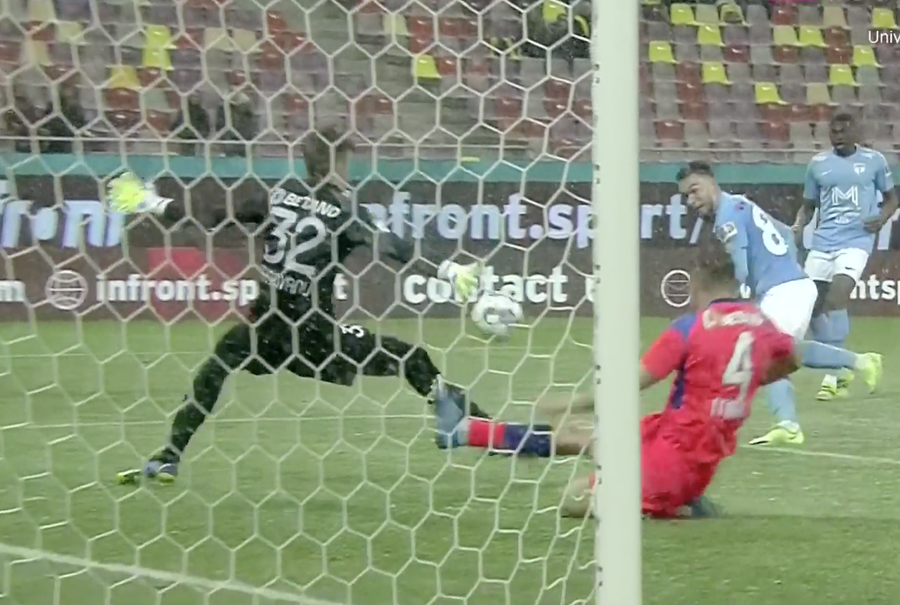 Târnovanu scoate cu brațul drept mingea trimisă de Fulop într-o fază cheie din finalul meciului FCSB - Voluntari 1-0 Răbdarea lui Târnovanu