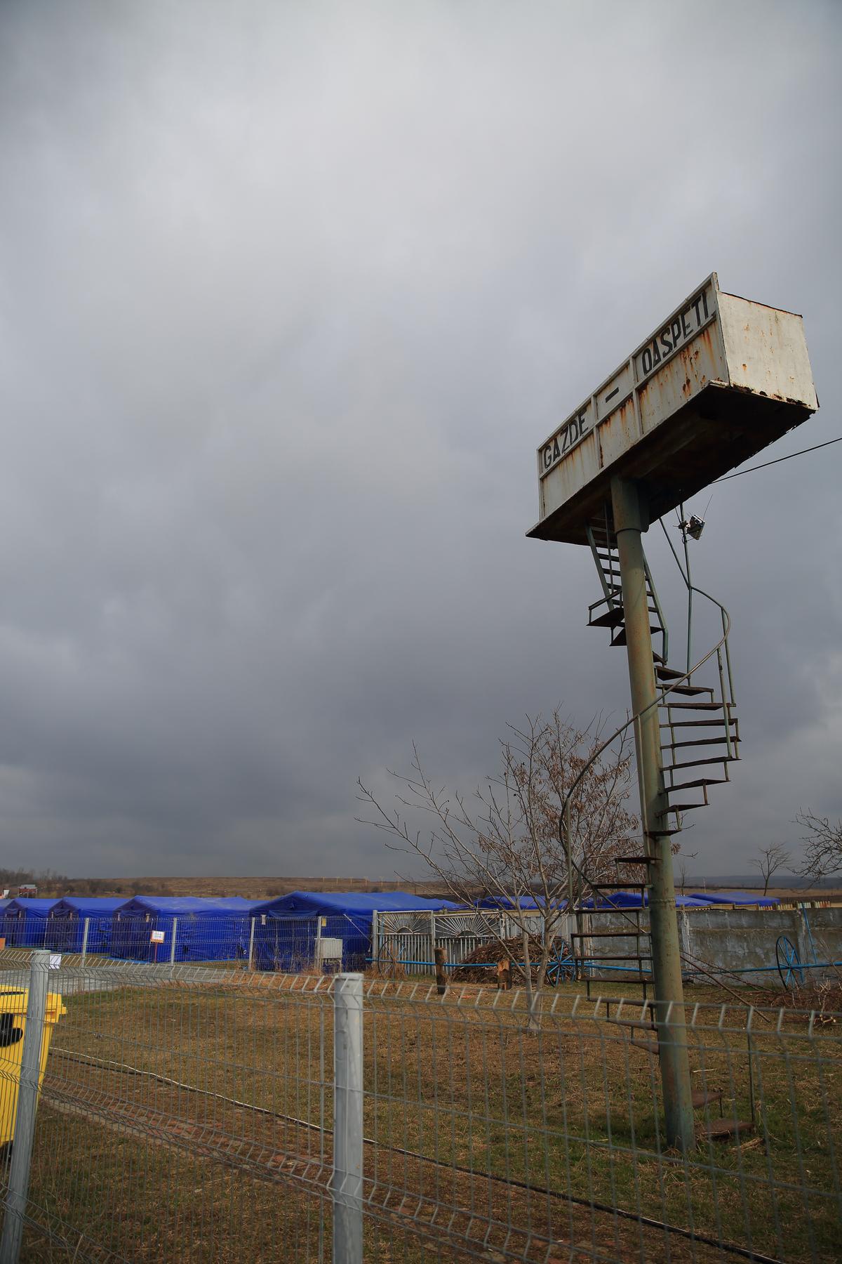 Moldova e tabără pentru ucraineni » Au fost amplasate corturi pentru refugiați în centrul de pregătire al lui Poli Iași