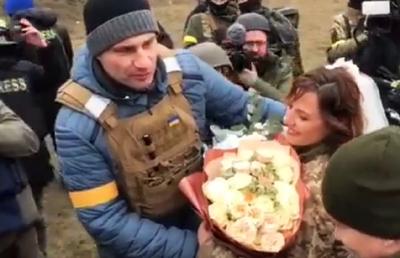 Vitali Klitscko, martor la un moment emoționant pe frontul din Ucraina » Doi soldați s-au căsătorit, iar fostul boxer a sărutat mireasa
