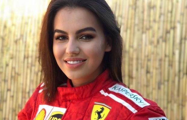 Soția româncă a moștenitorului Ferrari a făcut furori la prima cursă de Formula 1! Cum au surprins-o fotoreporterii in Bahrain