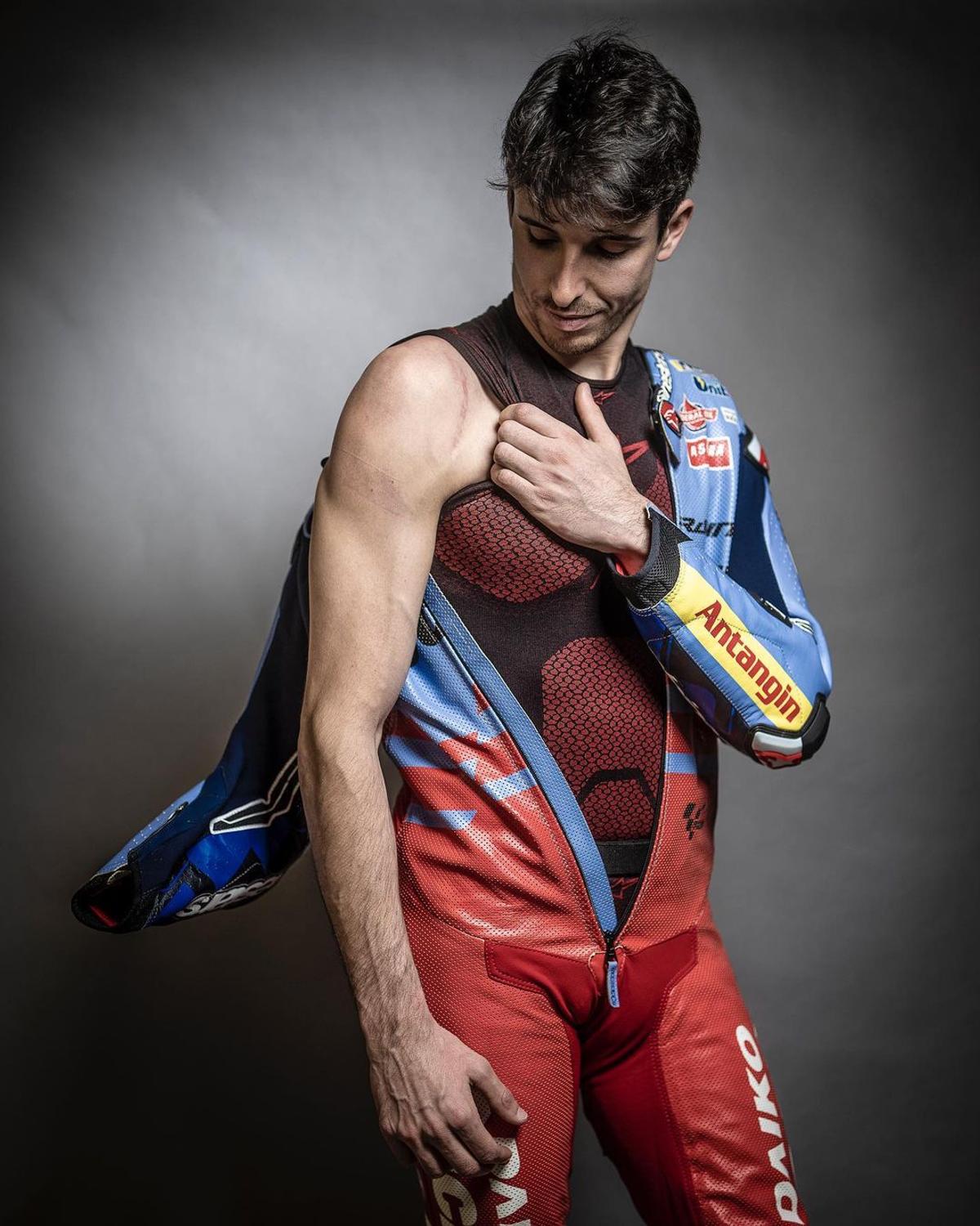 Piloții din MotoGP și-au arătat cicatricile și tatuajele