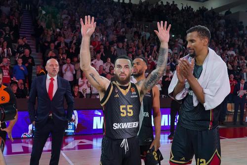 Mike James a devenit cel mai bun marcator din istoria Euroligii de baschet masculin. Americanul în vârstă de 33 de ani a reușit 20 puncte în victoria obținută de Monaco în fața Stelei Roșii Belgrad, scor 98-80, și a ajuns la borna 4.457.