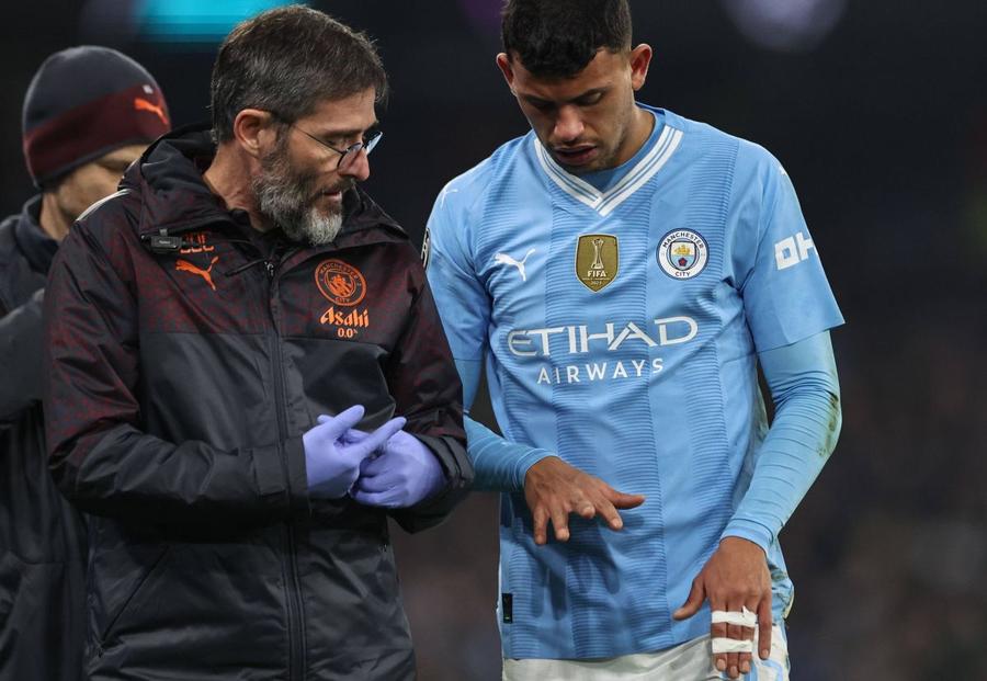 Medicul lui Manchester City i-a fixat degetele lui Matheus Nunes Foto: Imago Accidentare horror în Ligă la Manchester City » Dislocat! „E grotesc”