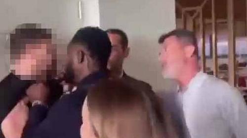 Un fan Arsenal a fost pus sub acuzare, după ce l-a lovit cu capul în figură pe Roy Keane în timpul unui meci dintre Arsenal și Manchester United, 3-1