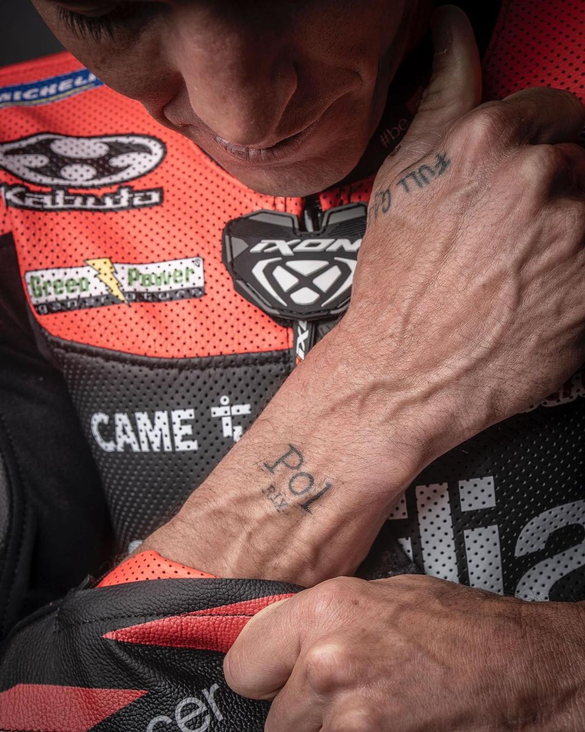 Piloții din MotoGP și-au arătat cicatricile și tatuajele
