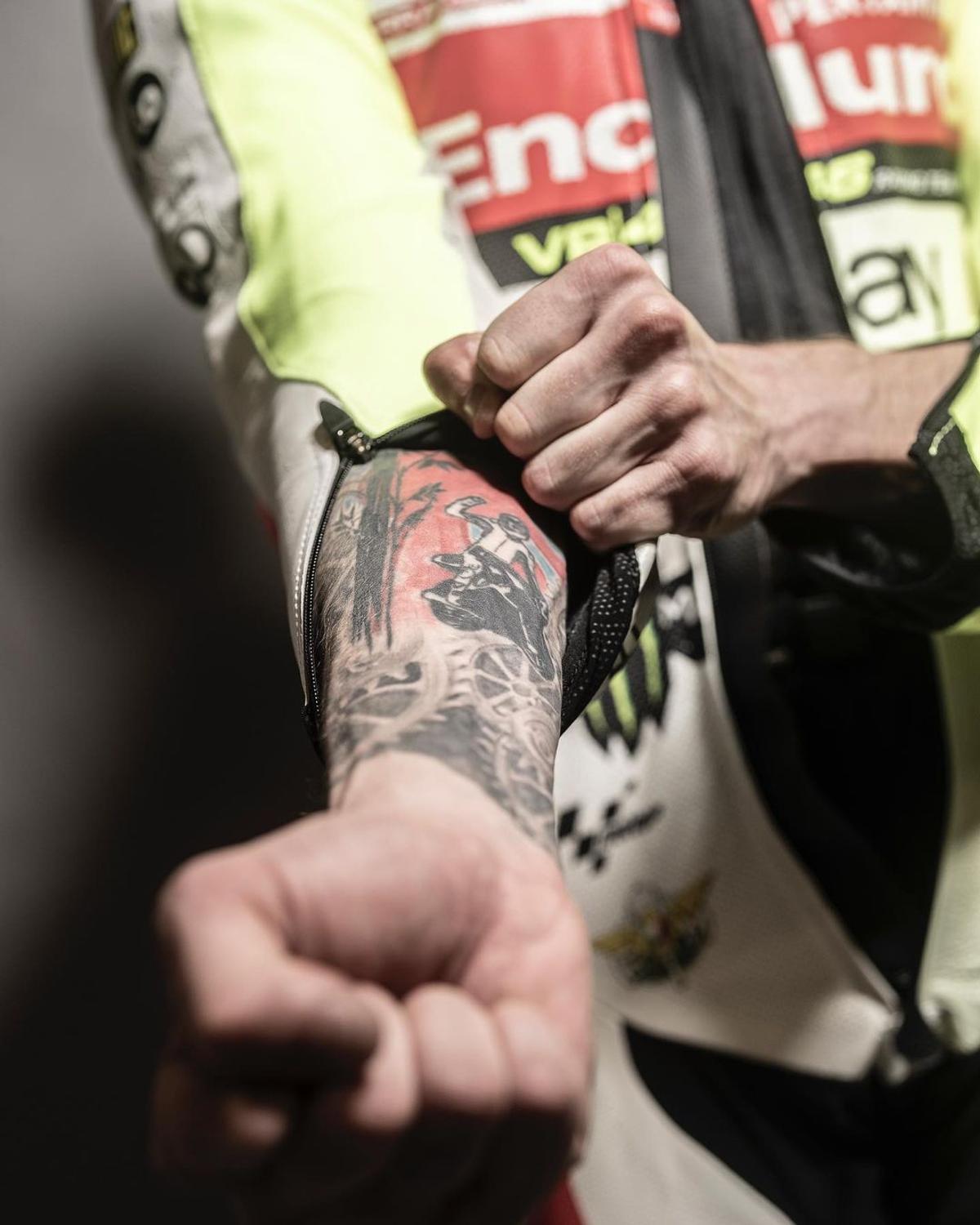 Durere și artă » Piloții din MotoGP așa cum nu i-ai mai văzut » S-au dezbrăcat și își arată cicatricile șocante, dar și tatuajele spectaculoase