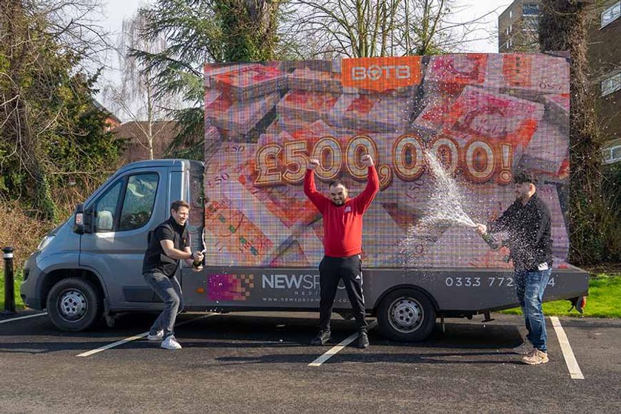Românul Care A Câștigat Marele Premiu De 500.000 De Lire Sterline. La Drum Cu Pizza Și Noroc!