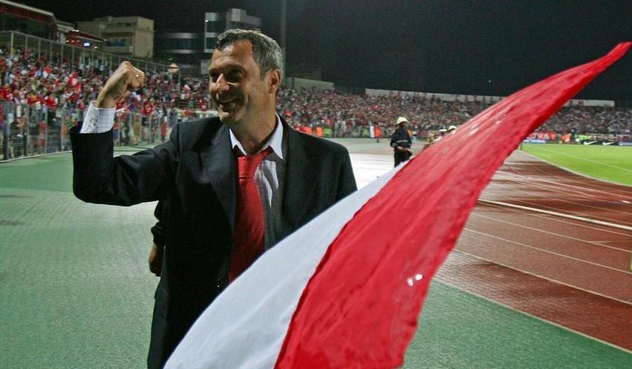 Mircea Rednic în 2007, la ultimul titlu câştigat de Dinamo 10 lucruri pe care să le urmărim în cea mai tare etapă din ultimii ani - Derby-ul bucureştean vs cel oltean, lupta pentru ultimele locuri din play-off + O îngroapă Rednic pe Dinamo?