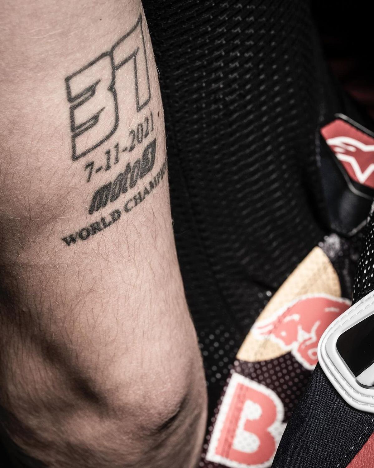 Durere și artă » Piloții din MotoGP așa cum nu i-ai mai văzut » S-au dezbrăcat și își arată cicatricile șocante, dar și tatuajele spectaculoase