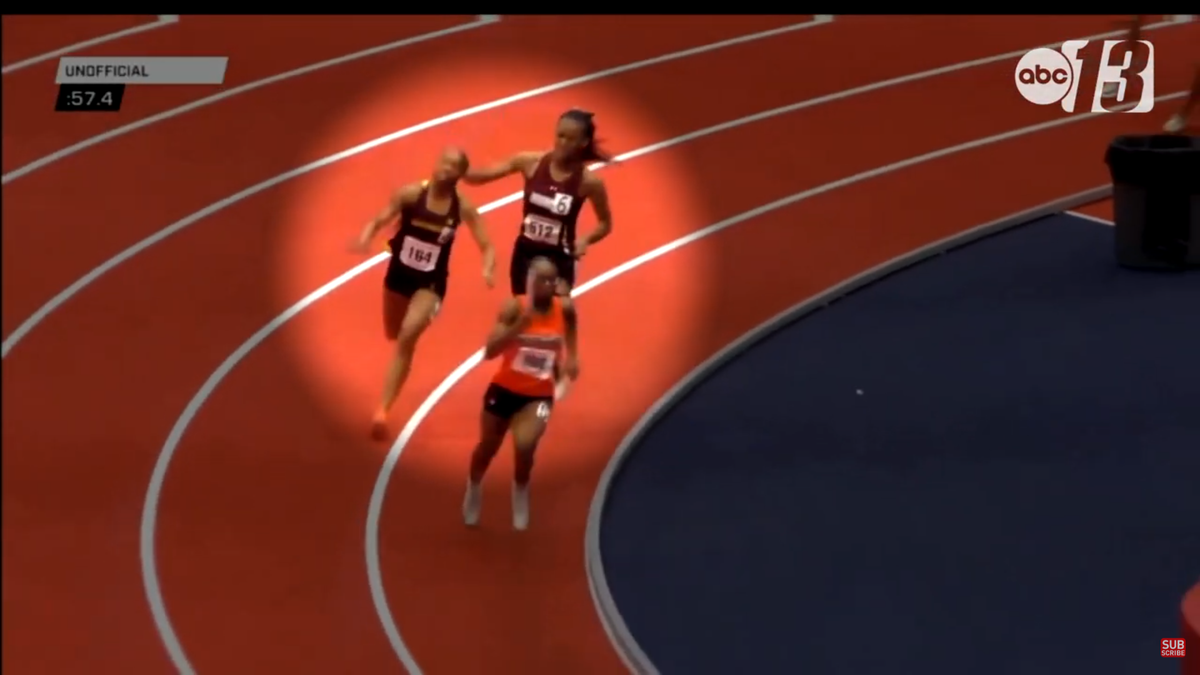 Moment incredibil la o cursă de atletism: și-a lovit adversara cu bâta în cap până a pus-o la pământ