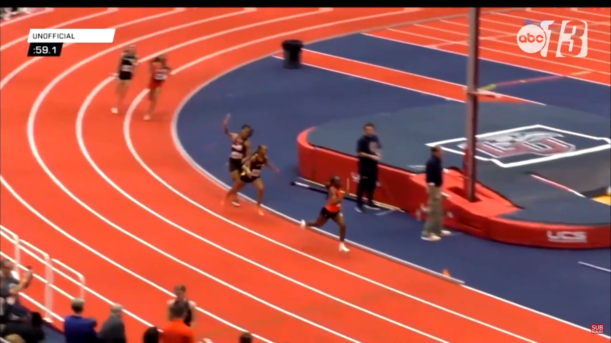 Moment incredibil la o cursă de atletism: și-a lovit adversara cu bâta în cap până a pus-o la pământ