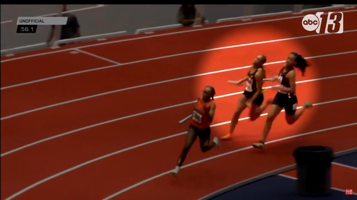 Moment incredibil la o cursă de atletism: și-a lovit adversara cu bâta în cap până a pus-o la pământ