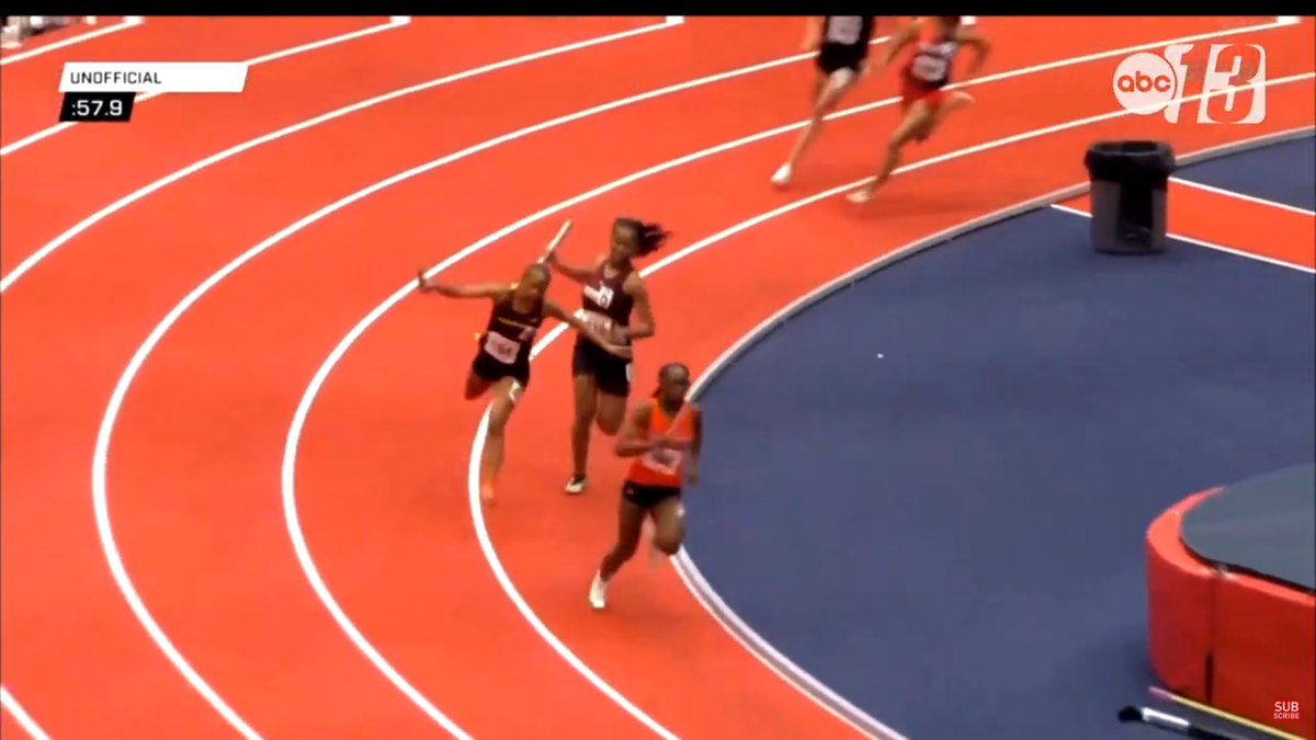 Moment incredibil la o cursă de atletism: și-a lovit adversara cu bâta în cap până a pus-o la pământ