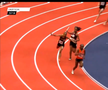 Moment incredibil la o cursă de atletism: și-a lovit adversara cu bâta în cap până a pus-o la pământ