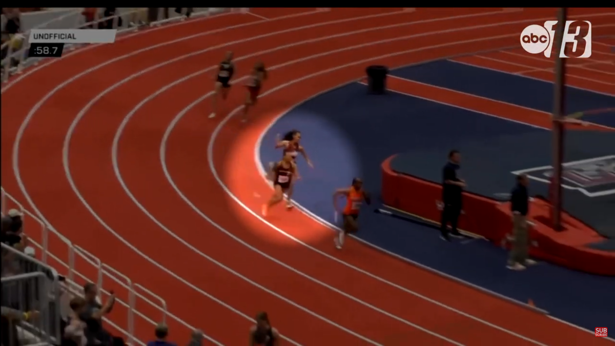 Moment incredibil la o cursă de atletism: și-a lovit adversara cu bâta în cap până a pus-o la pământ