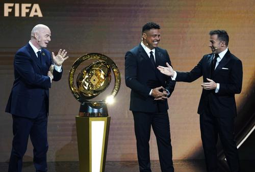 Gianni Infantino, pre;edintele FIFA, alături de doi foși mari fotbaliști, Ronaldo și Alessandro Del Piero, la prezentarea trofeului Mondialului Cluburilor / Foto: Imago