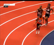 Moment incredibil la o cursă de atletism: și-a lovit adversara cu bâta în cap până a pus-o la pământ