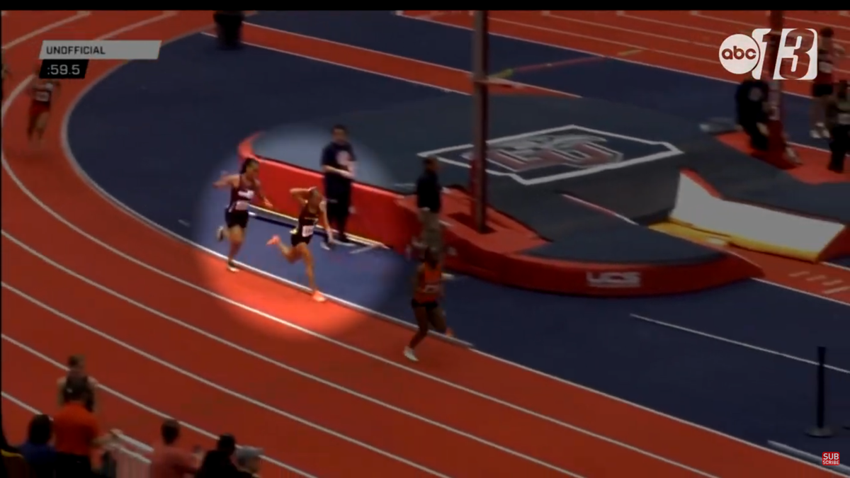 Moment incredibil la o cursă de atletism: și-a lovit adversara cu bâta în cap până a pus-o la pământ