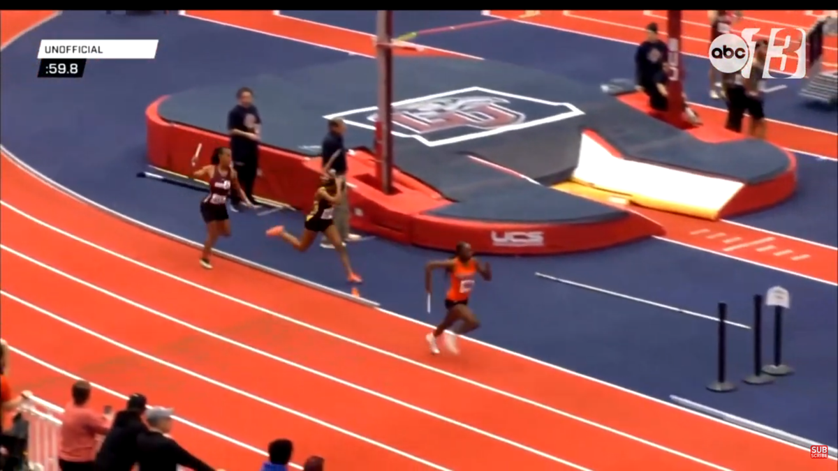 Moment incredibil la o cursă de atletism: și-a lovit adversara cu bâta în cap până a pus-o la pământ