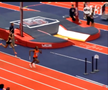 Moment incredibil la o cursă de atletism: și-a lovit adversara cu bâta în cap până a pus-o la pământ