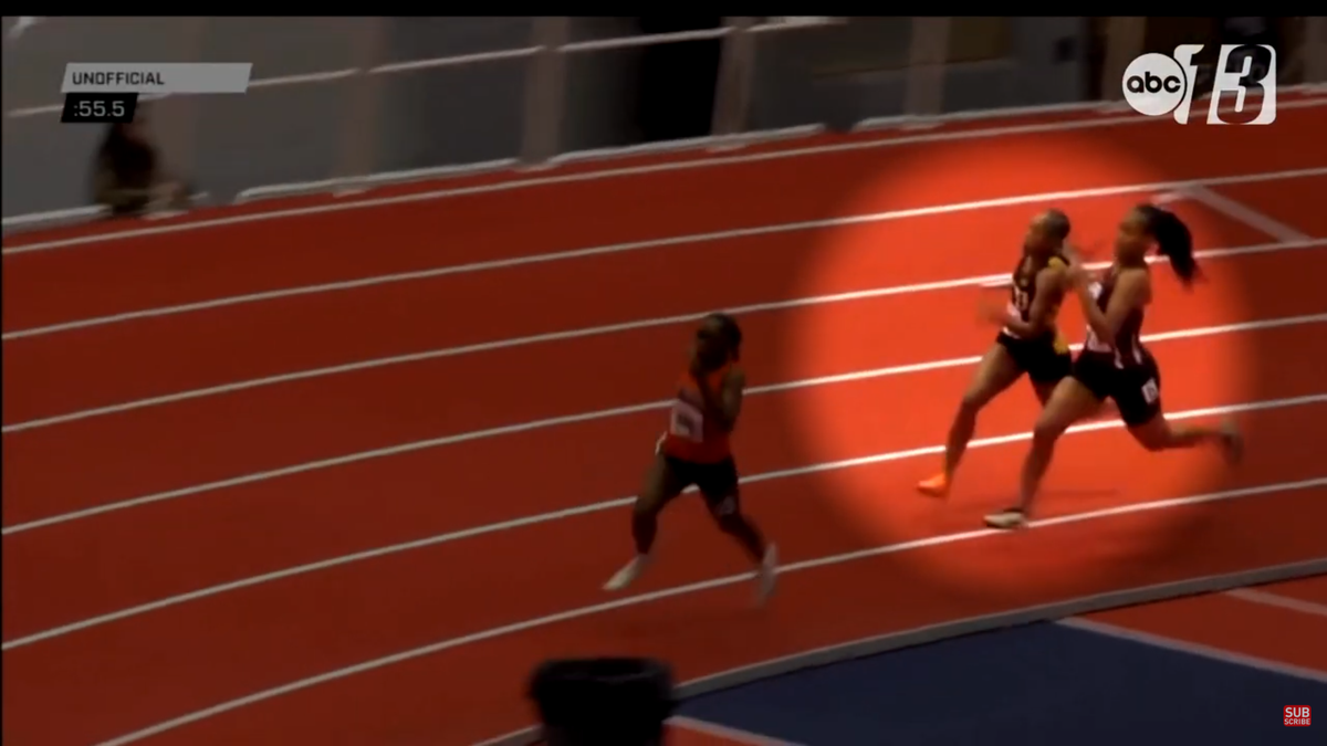 Moment incredibil la o cursă de atletism: și-a lovit adversara cu bâta în cap până a pus-o la pământ