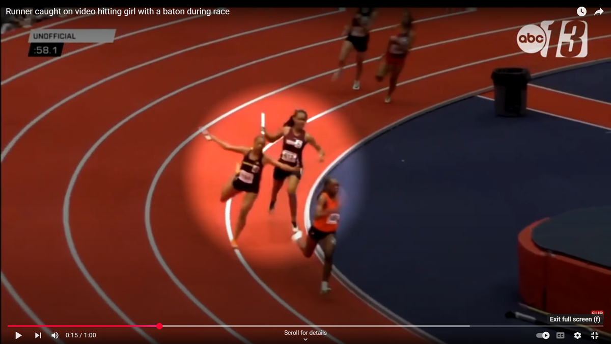 Moment incredibil la o cursă de atletism: și-a lovit adversara cu bâta în cap până a pus-o la pământ