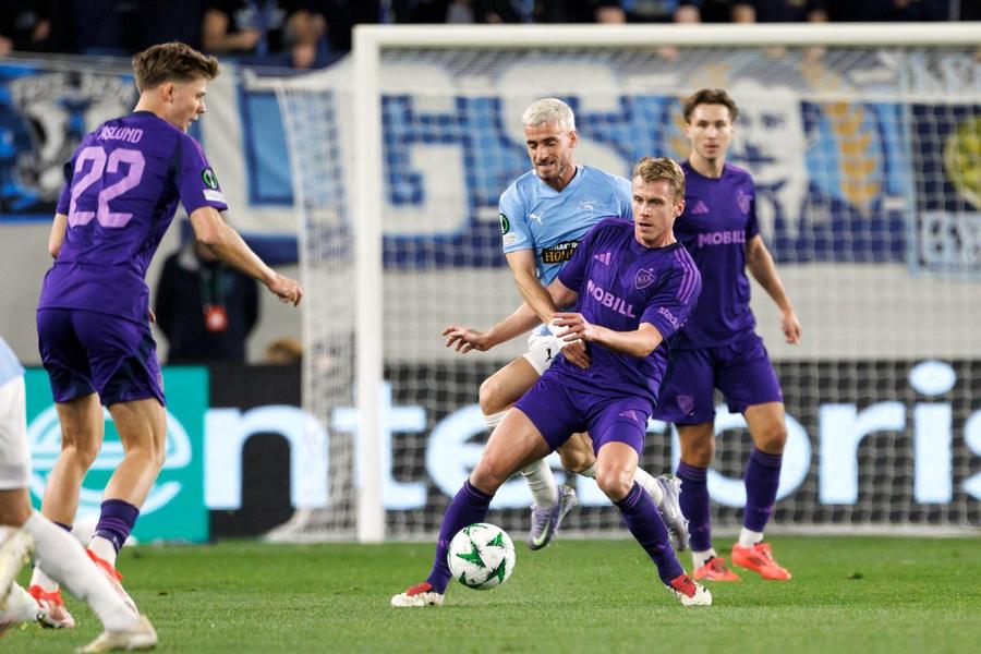 Vlad Dragomir, în Pafos - Djurgarden/ foto Imago Images Cine sunt cei 4 jucători-surpriză chemați de Mircea Lucescu la lot! Unul va fi titular la debut