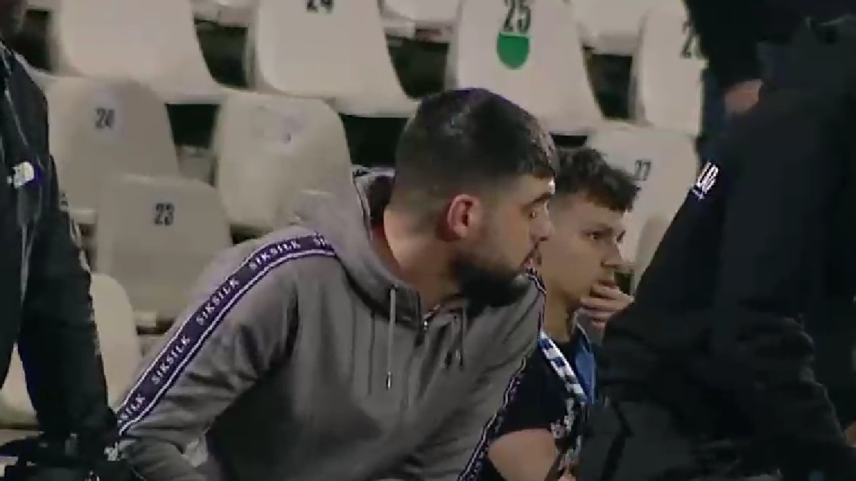 Imagini HALUCINANTE la finalul partidei dintre Oțelul Galați și Poli Iași » Suporterii au sărit în teren și i-au luat la rost pe jucători: „Astfel de amenințări nu sunt în regulă”