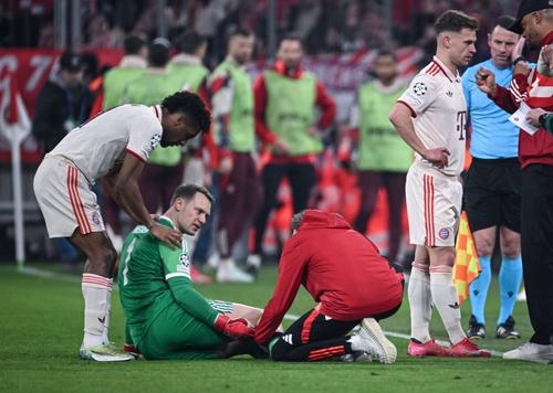 Manuel Neuer primește îngrijiri medicale după accidentarea suferită de bucurie cu Leverkusen / Foto: Imago