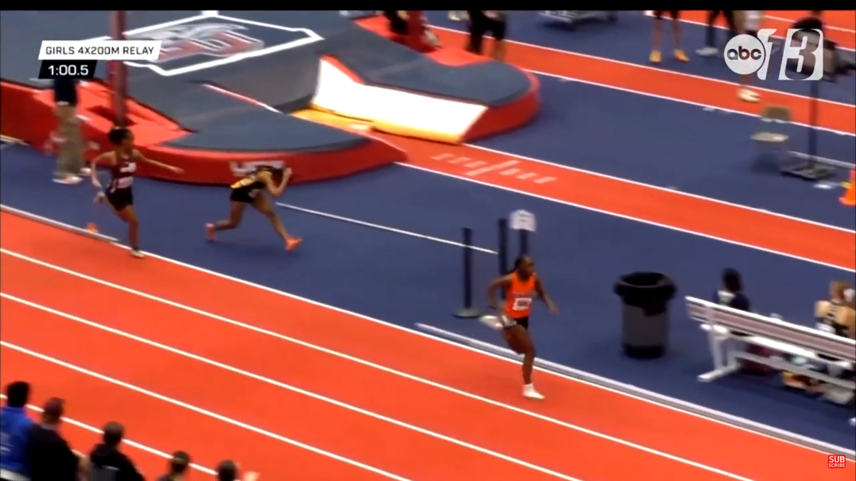 Moment incredibil la o cursă de atletism: și-a lovit adversara cu bâta în cap până a pus-o la pământ