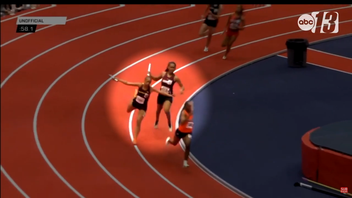 Moment incredibil la o cursă de atletism: și-a lovit adversara cu bâta în cap până a pus-o la pământ