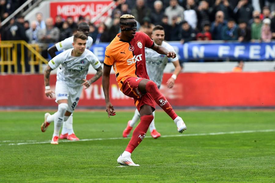 Roberto Pruzzo (69 de ani), fostul mare atacant de la AS Roma, a declarat că a fost informat din surse sigure că vârful Victor Osimhen (26) va semna cu Juventus vara viitoare și va deveni noul fotbalist al italienilor. Ofertă de 100 de milioane de euro primită de Napoli pentru două staruri! » În ce stadiu au ajuns negocierile