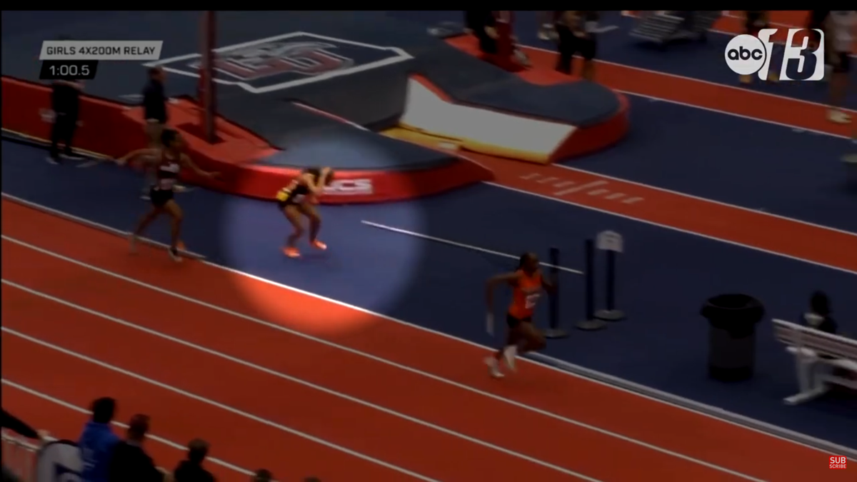 Moment incredibil la o cursă de atletism: și-a lovit adversara cu bâta în cap până a pus-o la pământ