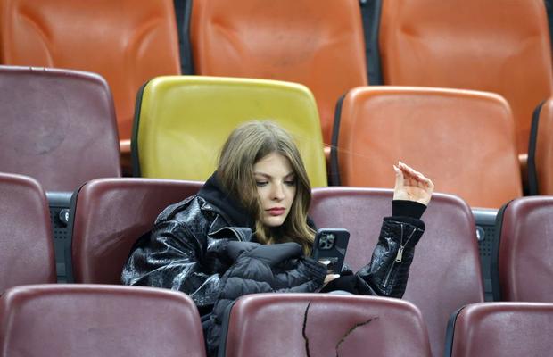A atras toate privirile la FCSB - Lyon » Cum a fost surprinsă iubita marelui absent