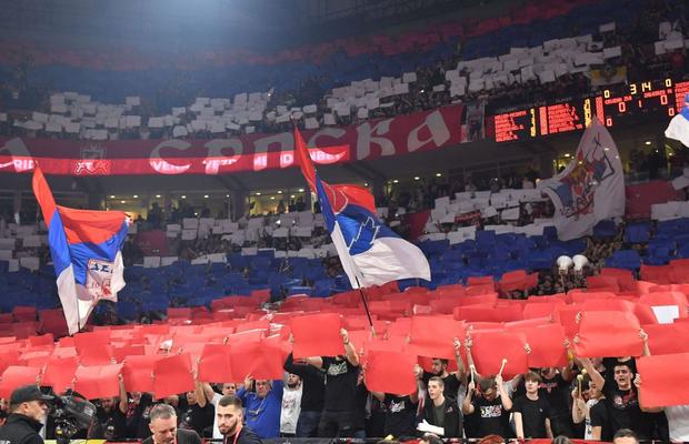 Steaua Roșie Belgrad a fost sancționată după ce fanii au afișat steagul Rusiei și bannere anti-UE și anti-NATO » Reacție din Duma de Stat: „Decizie nesportivă”