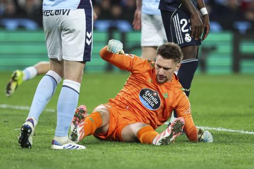 Ionuț Radu, învins de Tchouamnei și Valverde, în Celta Vigo - Real Madrid 1-2 / Foto: Imago