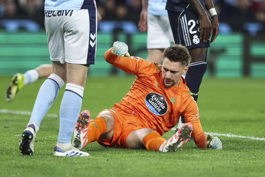 Ionuț Radu, învins de Tchouamnei și Valverde, în Celta Vigo - Real Madrid 1-2 / Foto: Imago Note mici pentru Ionuț Radu, după Celta Vigo - Real Madrid + Acuză arbitrajul