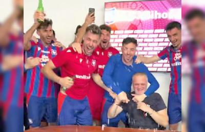 „Să plătiți telefoanele!” » I-au făcut antrenorului „baie de bere” după calificarea în play-off!
