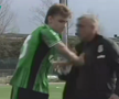 Internaționalul de juniori Troy Tomșa este eliminat și îi bagă mâinile în gât arbitrului