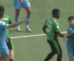 Internaționalul de juniori Troy Tomșa este eliminat și îi bagă mâinile în gât arbitrului