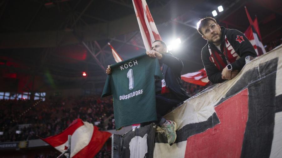 Georg Koch a fost frecvent onorat de fanii lui Fortuna Dusseldorf / Foto: Imago Știa de mult că va muri: legendarul portar a pierdut lupta la 54 de ani » S-a retras din cauza unei petarde!