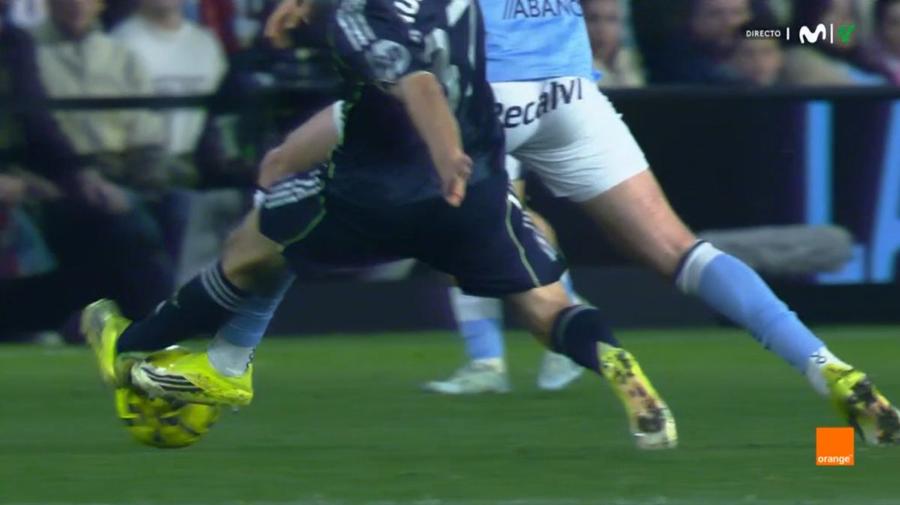 Contactul dintre picioarele lui Fer Lopez și Manuel Angel Moran în faza golului marcat de Valverde / Foto: X Archivo VAR Note mici pentru Ionuț Radu, după Celta Vigo - Real Madrid + Acuză arbitrajul