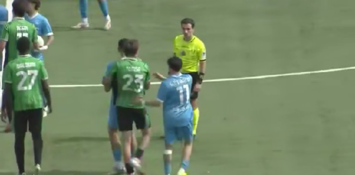 Internaționalul de juniori Troy Tomșa este eliminat și îi bagă mâinile în gât arbitrului