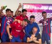 „Să plătiți telefoanele!” » I-au făcut antrenorului „baie de bere” după calificarea în play-off!