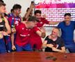 „Să plătiți telefoanele!” » I-au făcut antrenorului „baie de bere” după calificarea în play-off!