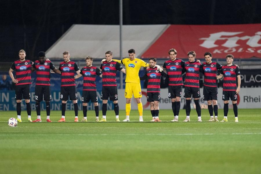 Un minut de reculegere s-a păstrat aseară în liga a treia, la meciul Viktoria Koln - Munchen 1860, în memoria lui Georg Koch / Foto: Imago Știa de mult că va muri: legendarul portar a pierdut lupta la 54 de ani » S-a retras din cauza unei petarde!