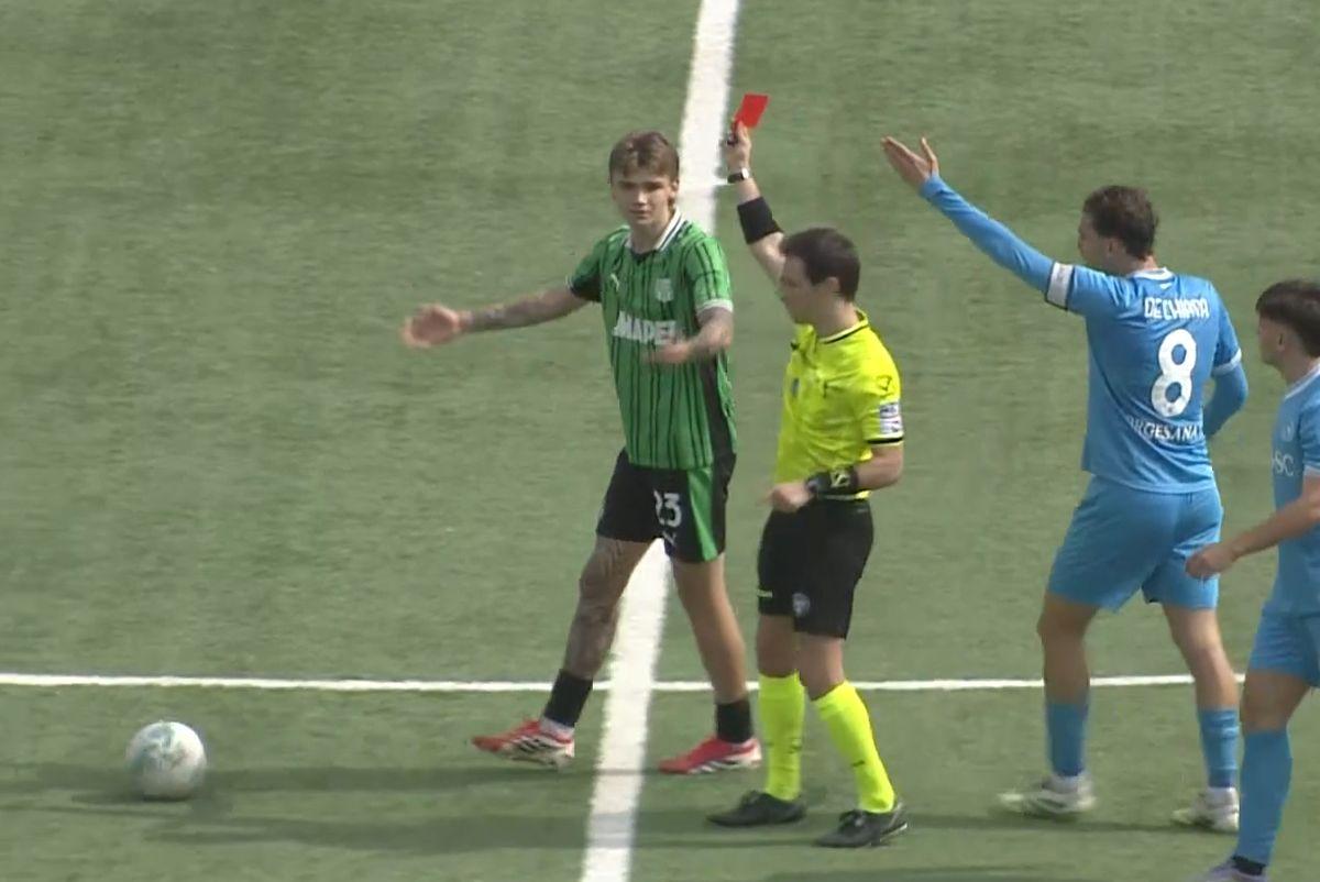 Internaționalul de juniori Troy Tomșa este eliminat și îi bagă mâinile în gât arbitrului
